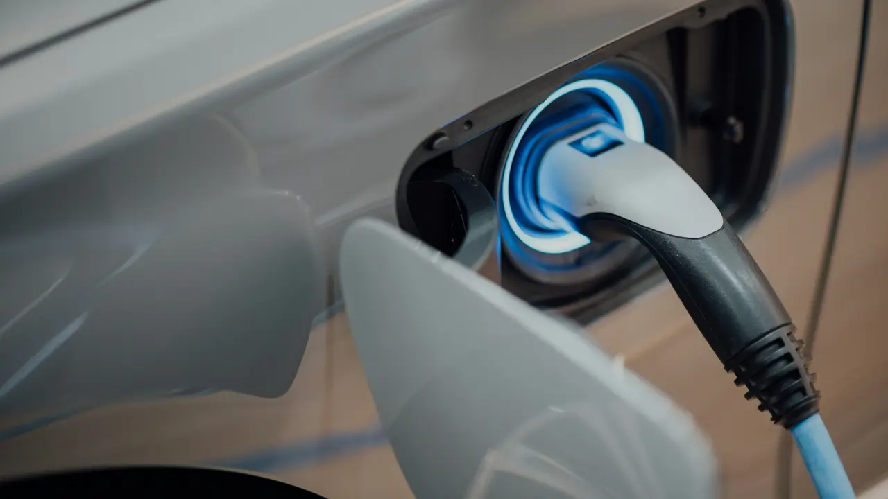 Ladestecker in der Ladebuchse eines Elektrofahrzeugs