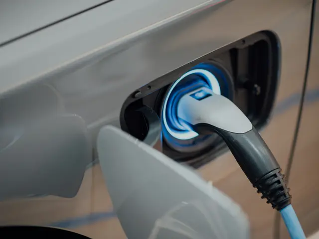 Ladestecker in der Ladebuchse eines Elektrofahrzeugs