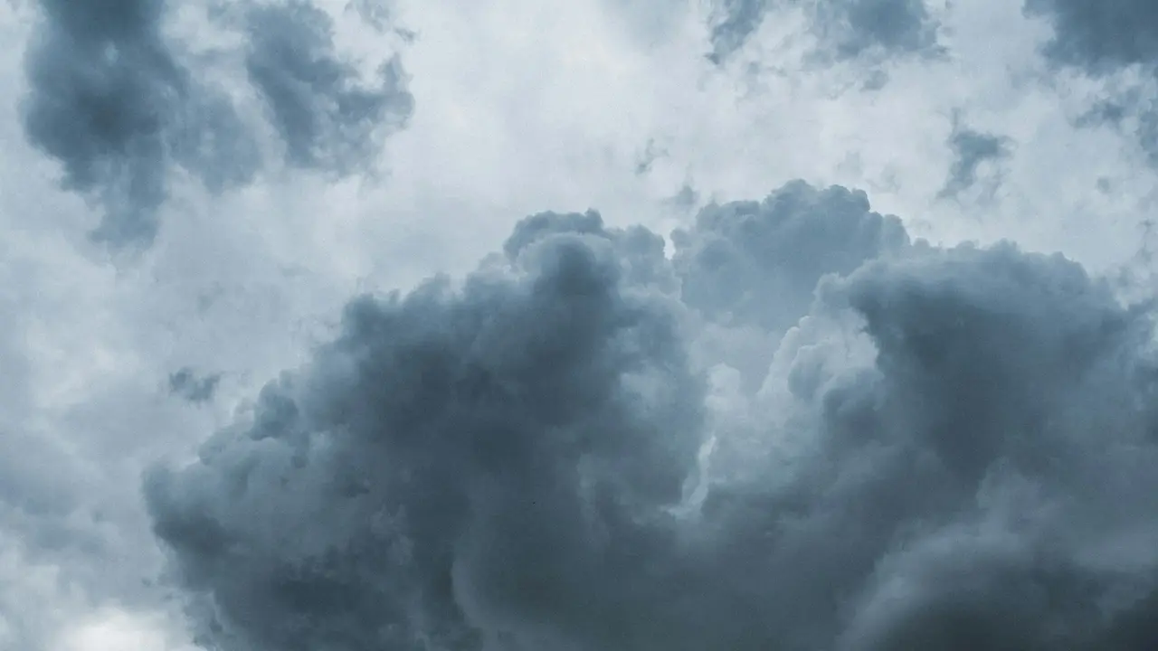 Dunkle Gewitterfront am Himmel