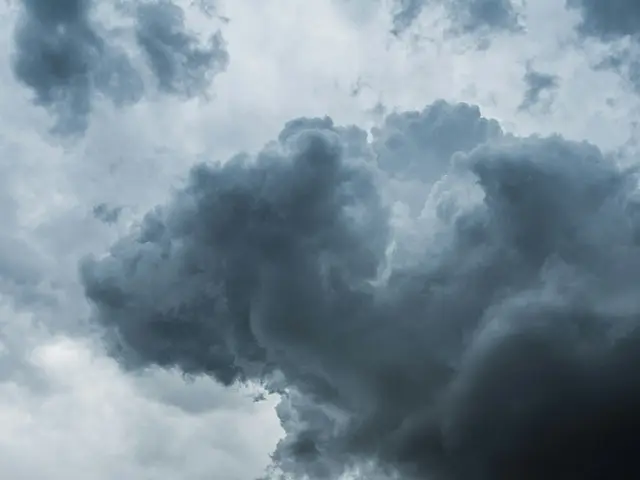 Dunkle Gewitterfront am Himmel